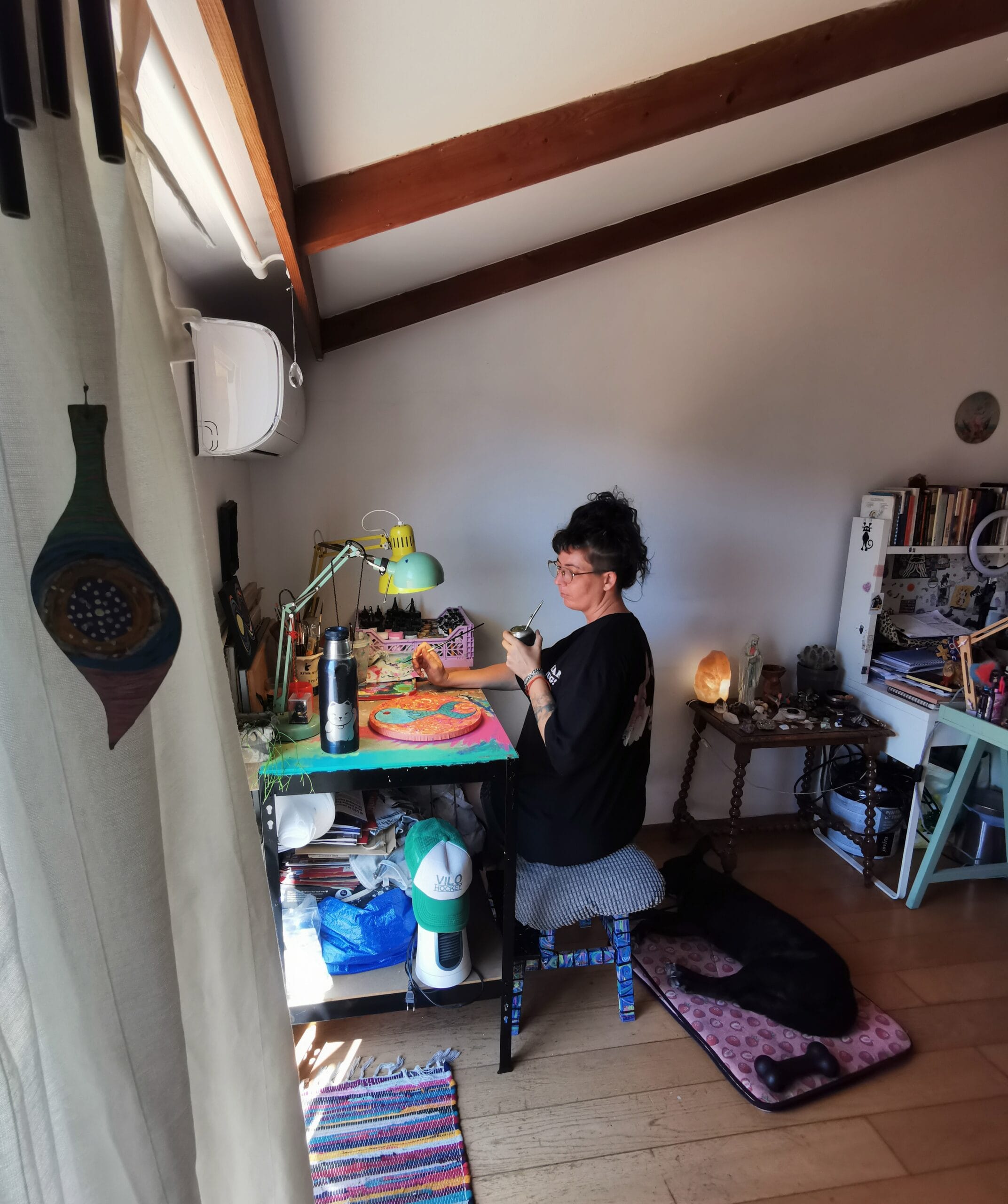 Foto de Lucía Caprarulo pintando en su taller