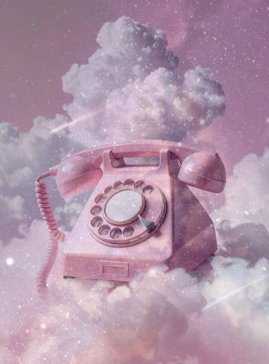 Foto de un teléfono antiguo en el cielo